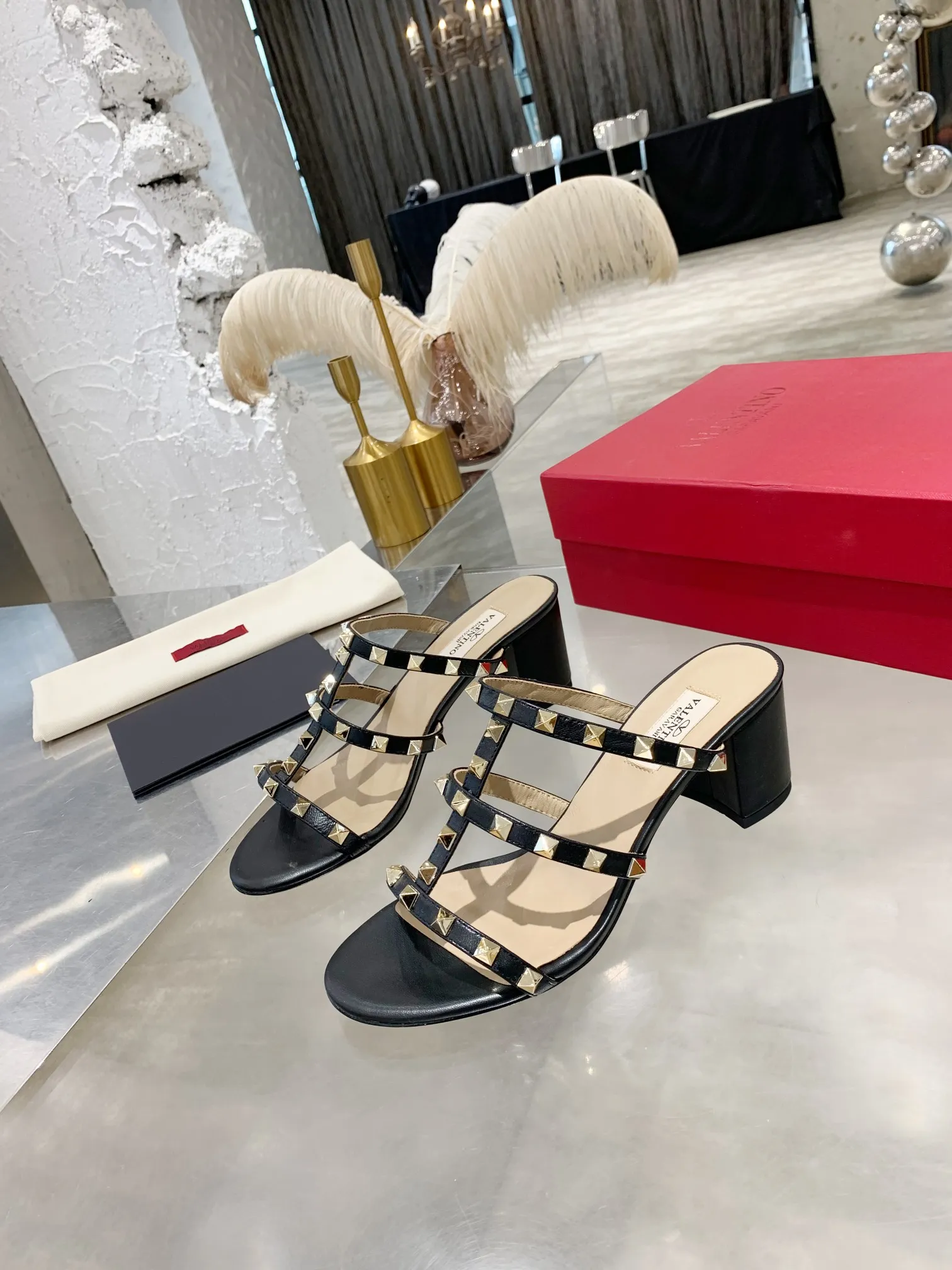 👟👟Ex-factory price 440👟👟 Warren thick heel sandals) VT rivet series is definitely a classic! Since the launch of the Rockstud Collection series, it has become one of the important iconic elements of Valentino! Domineering rivets are a must-have item in every woman’s shoe wardrobe! Created from the original, perfectly reproduced! Heel height: 6 cm, flat bottom, size 34-42, leather outsole